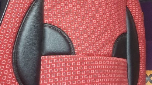 Huse de scaun de culoare rosu cu negru cu inserti de piele